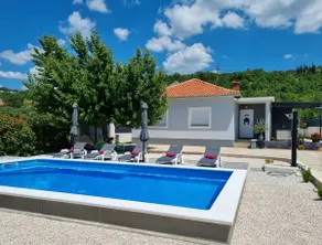 Private villa • pool & jacuzzi near Makarska - Image 2