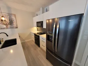 2-Min Lake Stroll: Chic 2-Bed Downtown Gem! - Image 5