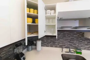 Luxurious 2 bed 2 bath apt in Kingston city center - Image 5