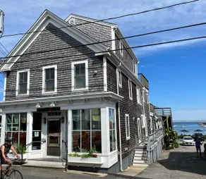 Perfect west end location! 1 bd/parking - Image 2