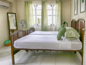 Prof & Suzanne's 2 Bedroom Flat - Image 2