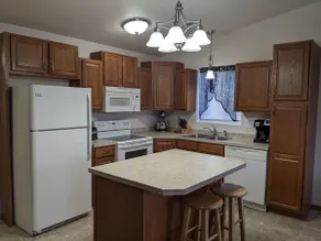 Comfortable 2 bedroom condo with attached garage - Image 4