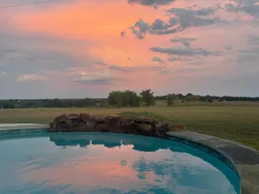 Hilltop getaway w/sweeping views & pool/hot tub - Image 4