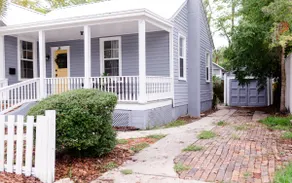 The Yellow Door Cottage | Walk to Town - Image 3