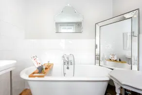 Cosy Fisherman’s Cottage, minutes from High Street, Harbour & Beach - Image 4