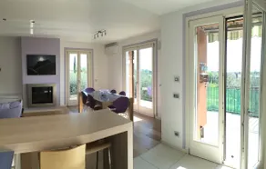 Bright apartment with a stunning lake view - Image 4