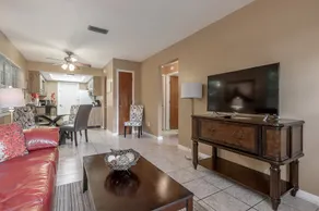 Walkable 2/2 apt in the heart of Brandon! - Image 2
