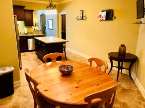 Oxford Condo-Minutes from Campus and Square - Image 2