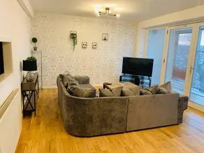 Modern 2 Bed Apartment, Close to Gla Airport & M8 - Image 4