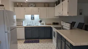 Cozy two bedroom residential duplex with large yard near beaches & sport complexes - Image 4