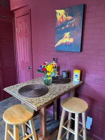 Entire 2 bdrm mins from highway airport IX - Image 2