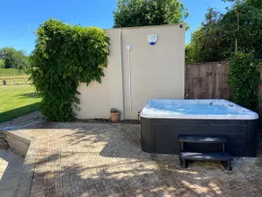 Large Country House with Hot Tub, Pool Table, and Log Burner - Image 3
