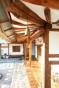 A private house that retains the 70-year-old hanok sensibility [Pilwoojae Teuan] - Image 5