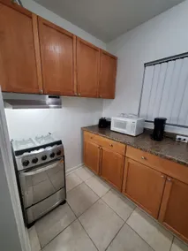 Apartment near the airport and downtown. - Image 3