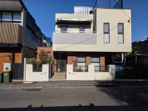Central Richmond apartment convenient to station - Image 3