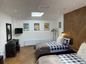 Golfers dream Guest suite with onsite golf studio available for booking by guests - Image 5