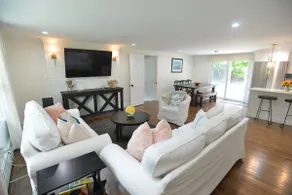 Luxe, very private retreat with a large yard & fire pit - Image 5
