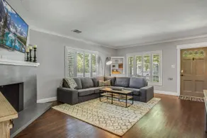Chic Rustic & Modern Bungalow Centrally Located - Image 3