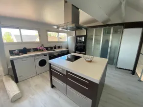 Beautiful renovated apartment with 3 suites - Image 5