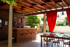 Charming Poolside Guest House - Image 4