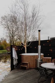 Cozy waterfront house with hot tub, close to the center - Image 2
