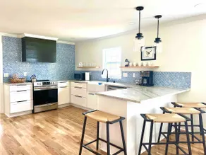 Mockingbird Bungalow-sleeps 8-Hot Tub-2 mi GVL - Image 5