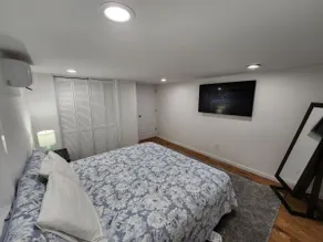 Lovely 1-bedroom rental unit with indoor fireplace - Image 3
