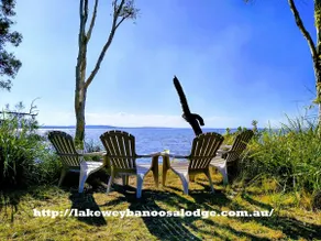 Lake Weyba Noosa Lodge & Kangaroos - Image 2
