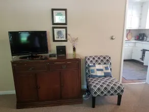 Cozy home in ideal location - Image 4