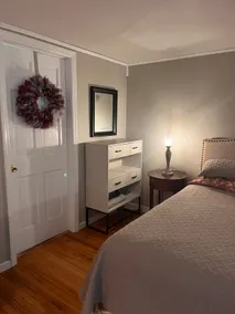 Private Entry-1 block to campus+downtown, Clean! - Image 3