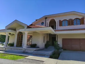 Cheerful 4-bedroom villa with free parking spot - Image 3