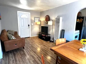 Cute Bungalow 1 Mile from U of A - Image 2