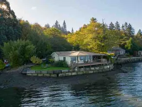 Sinclair House ~ Cozy Waterfront Retreat with Spa - Image 2