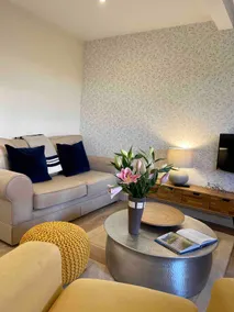 Malvern hillside apartment with spectacular views. - Image 3