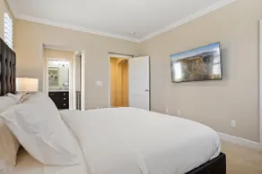 King Suite w/ Balcony View. Work Space, Garage, AC - Image 4