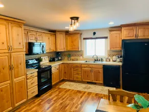 Cozy, spacious 2 bedroom Okoboji Ave. home - Image 4