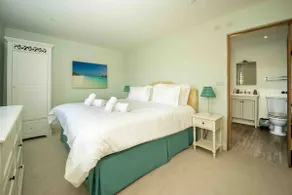 Fab sunny with 2 en-suites bedrooms, large garden - Image 5