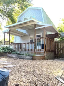 Cozy 2 Bedroom Garden Oasis Home - Image 3