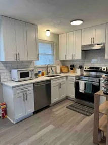 Cozy 2-Bedroom Apt close to Downtown & Highway - Image 5