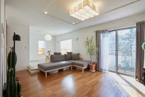 It is a two-story house, a stylish room where you can relax in a large space without the middle of the house.Free parking is included. - Image 2