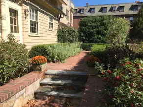 Desirable Historic District Private Apartment - Image 4