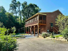 Cheerful 3-bedroom house with parking on premises - Image 4