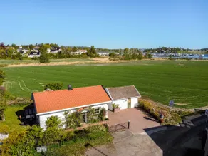 Detached house with garden, sunny patios and lake view - Image 5