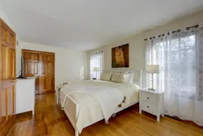 Exclusive in-town Red house w/Terrace and Backyard - Image 4