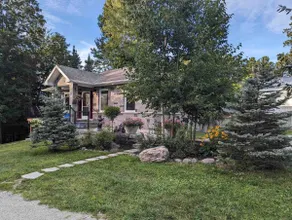 Lakefront Family-Friendly Cottage on Trails - Image 5