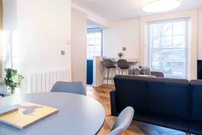 Lovely 2 bedroom apartment with parking onsite - Image 4
