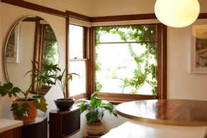 Central & Light Filled Hobart Deco Apartment - Image 3