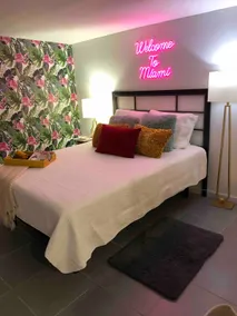 Miami Themed Private Studio w/ WiFi and Parking - Image 3
