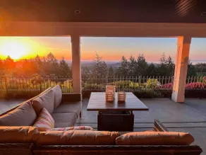 Oriole & Fawn Suite: Unwind with Views & Theatre - Image 2