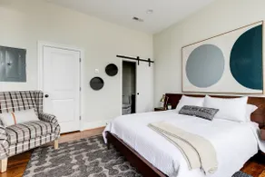 Stylish Luxe Apartment Steps from City Center - Image 3
